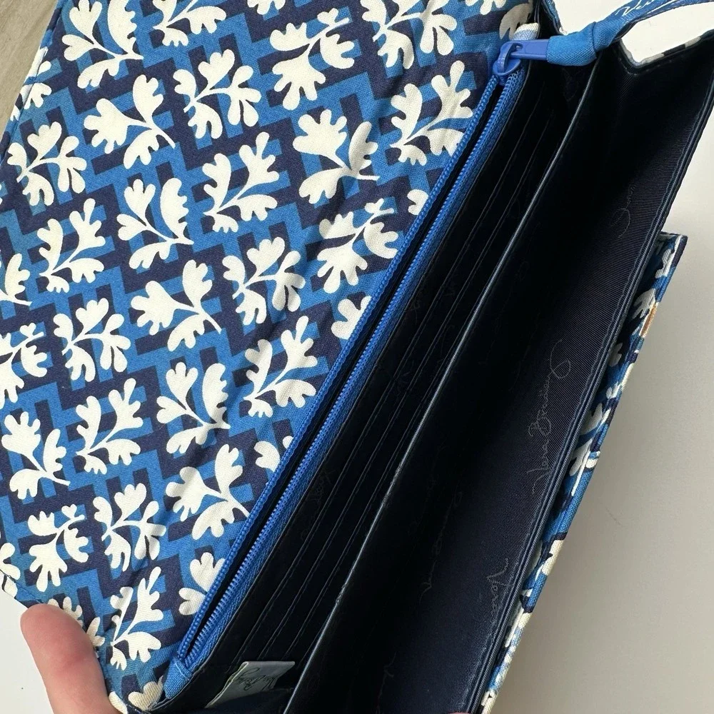 Vera Bradley Blue Lagoon Magnetic Travel Wallet Passport Boarding Pass‎